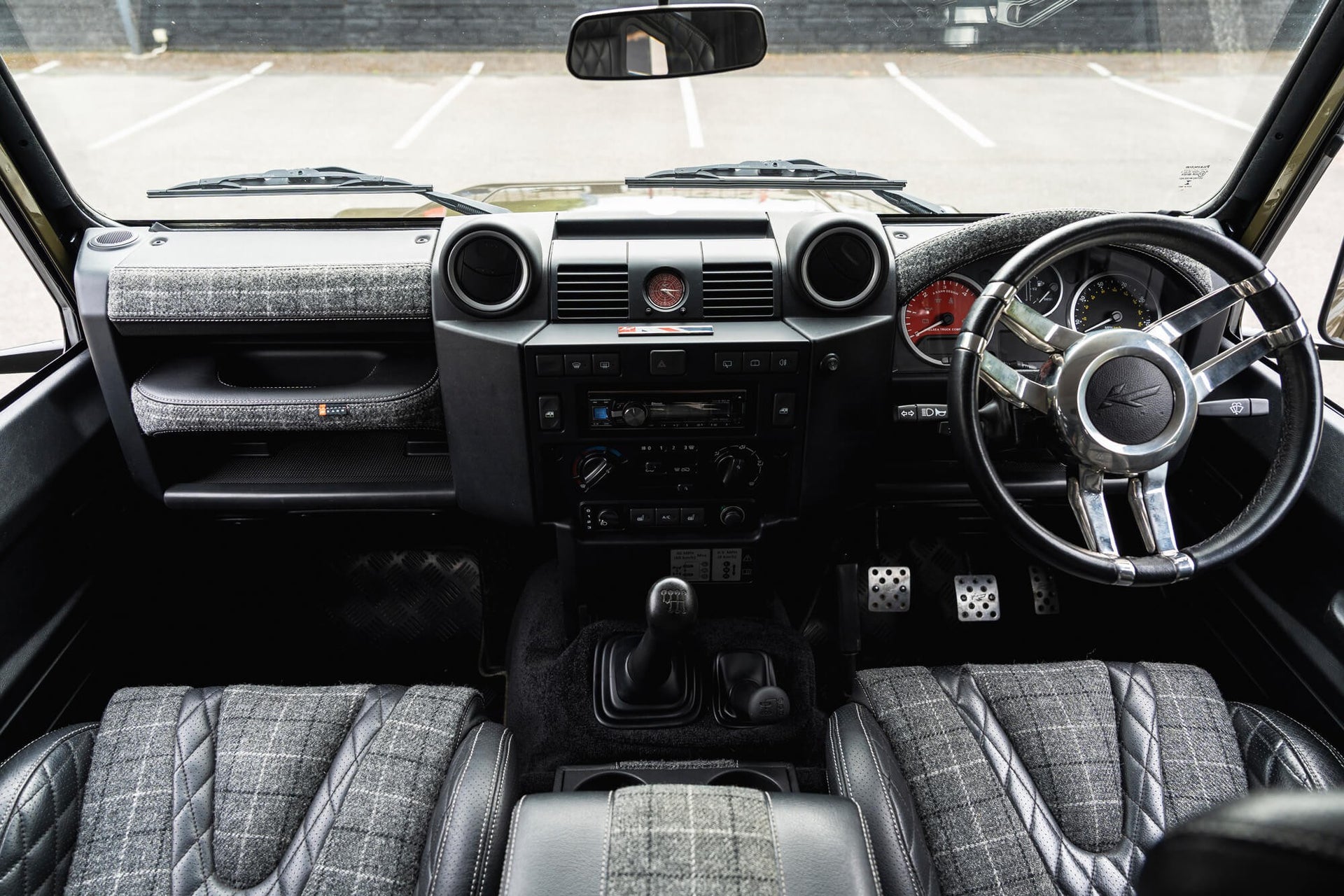 Land Rover Defender 90 2.2TDCi Gallery Image