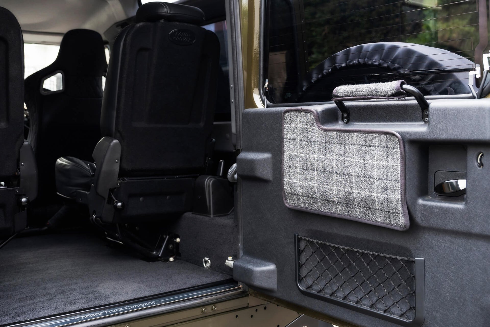 Land Rover Defender 90 2.2TDCi Gallery Image
