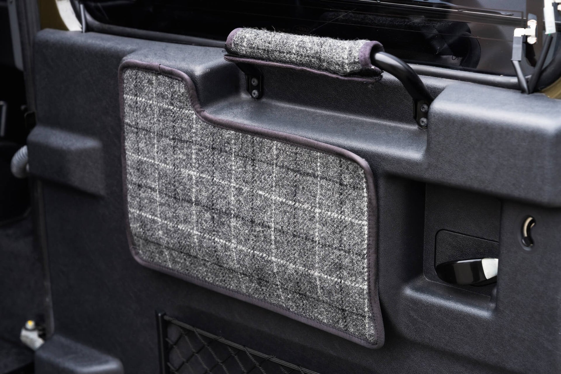 Land Rover Defender 90 2.2TDCi Gallery Image