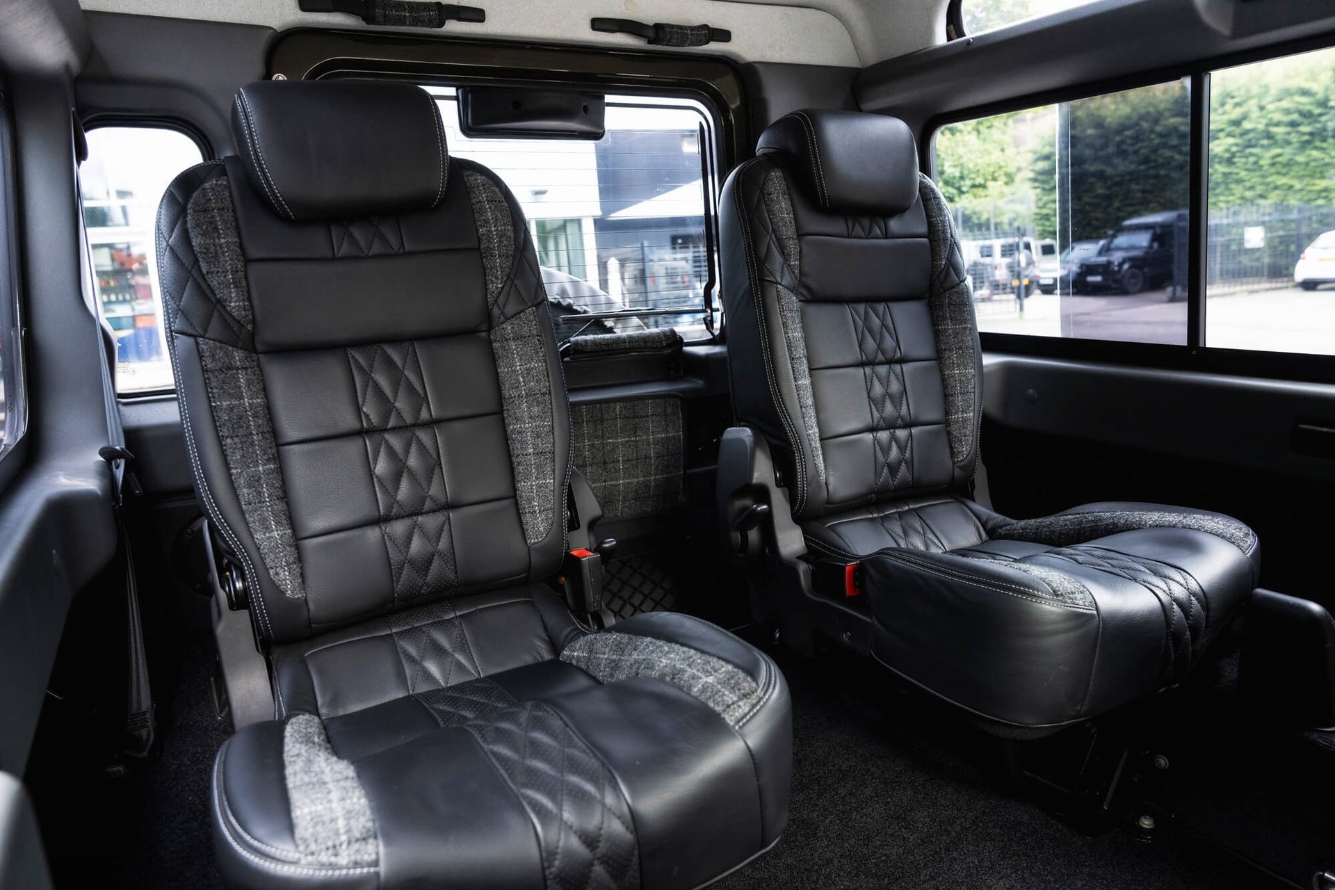 Land Rover Defender 90 2.2TDCi Gallery Image