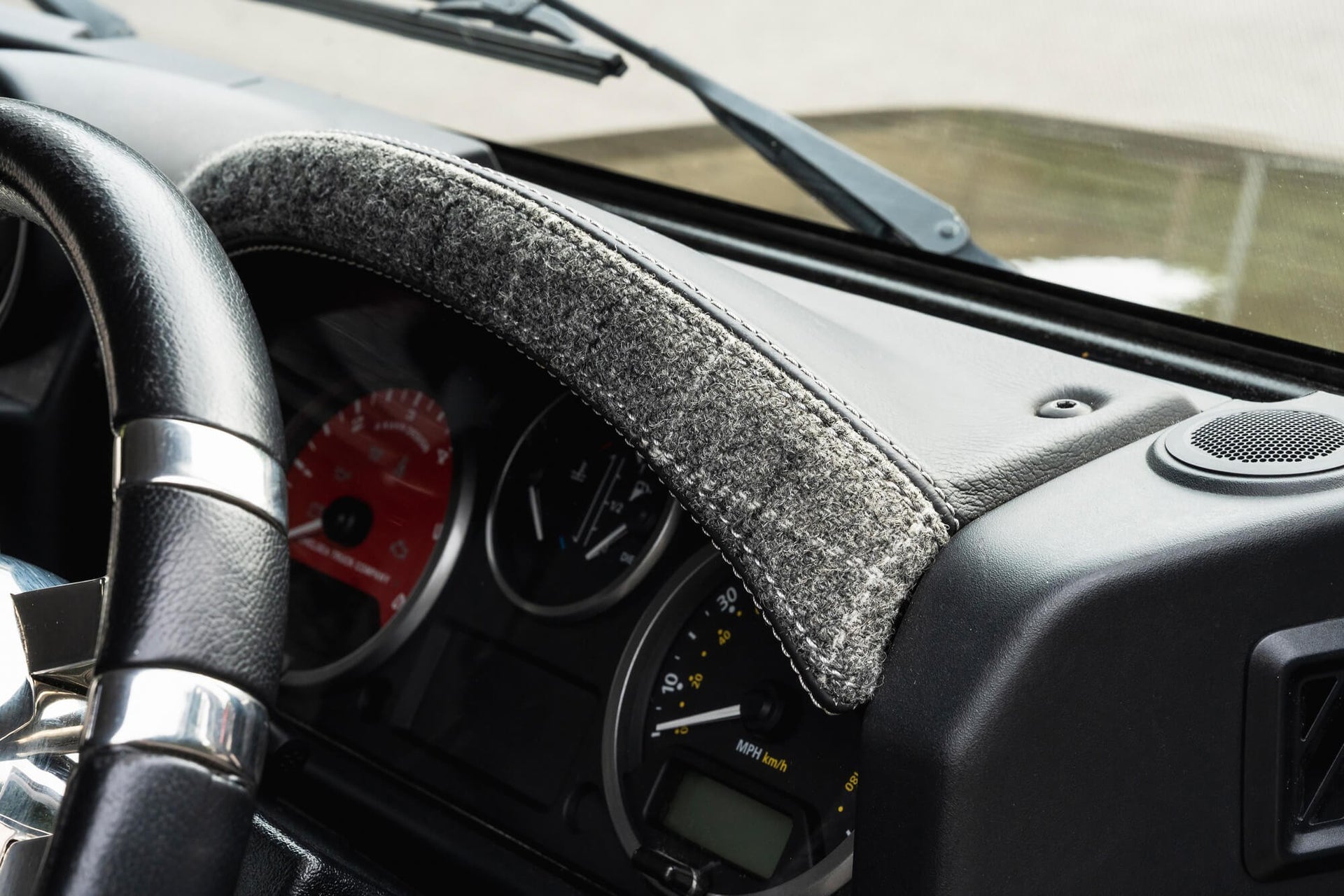 Land Rover Defender 90 2.2TDCi Gallery Image