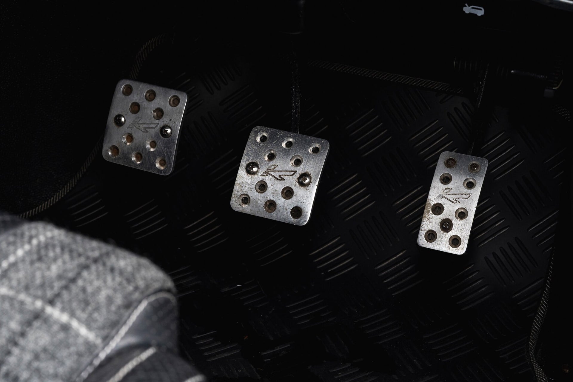Land Rover Defender 90 2.2TDCi Gallery Image