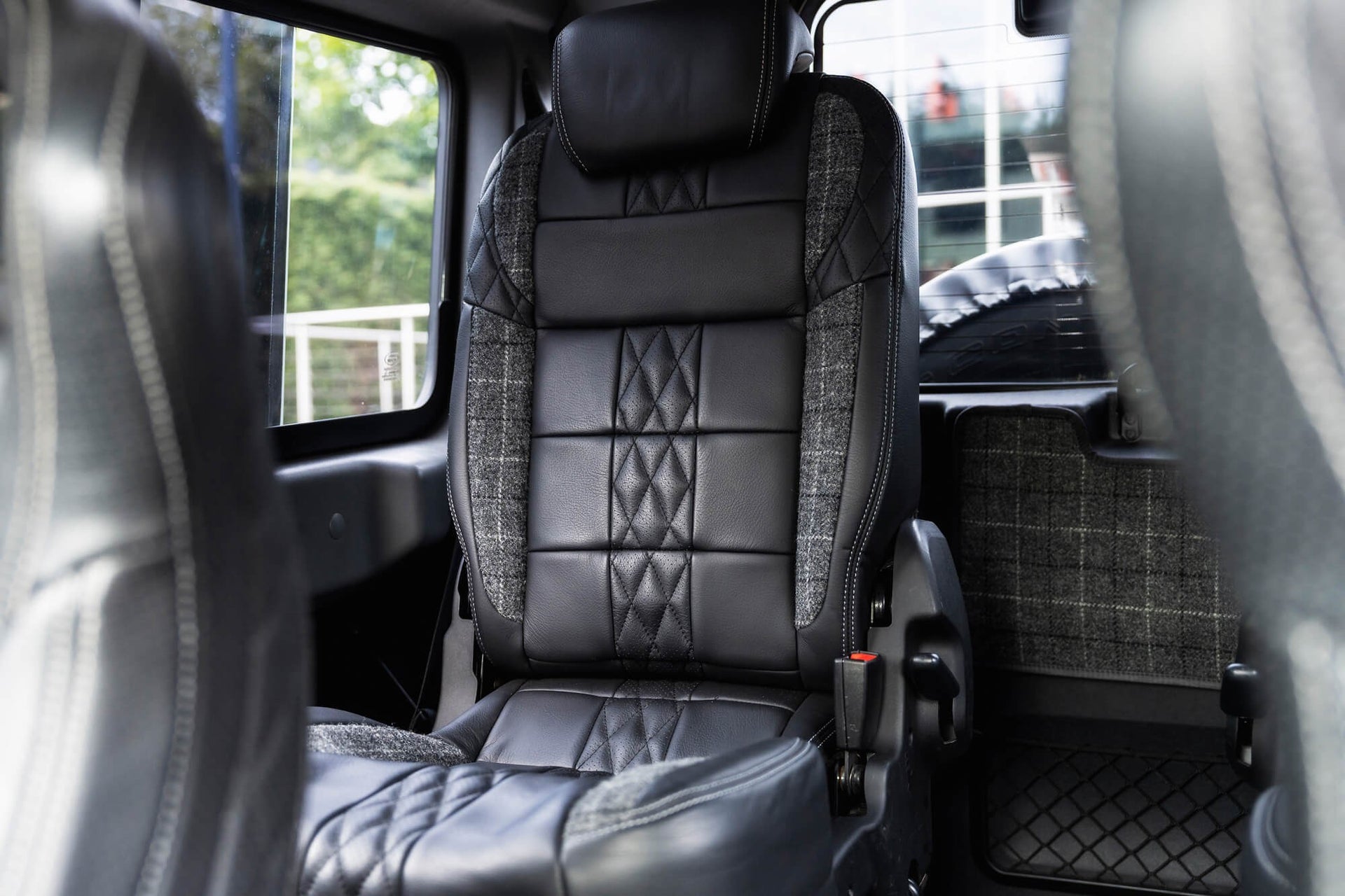 Land Rover Defender 90 2.2TDCi Gallery Image
