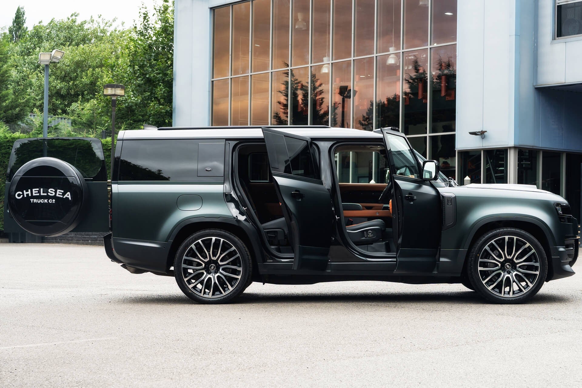 Land Rover Defender 130 P300 HSE (8 Seater)