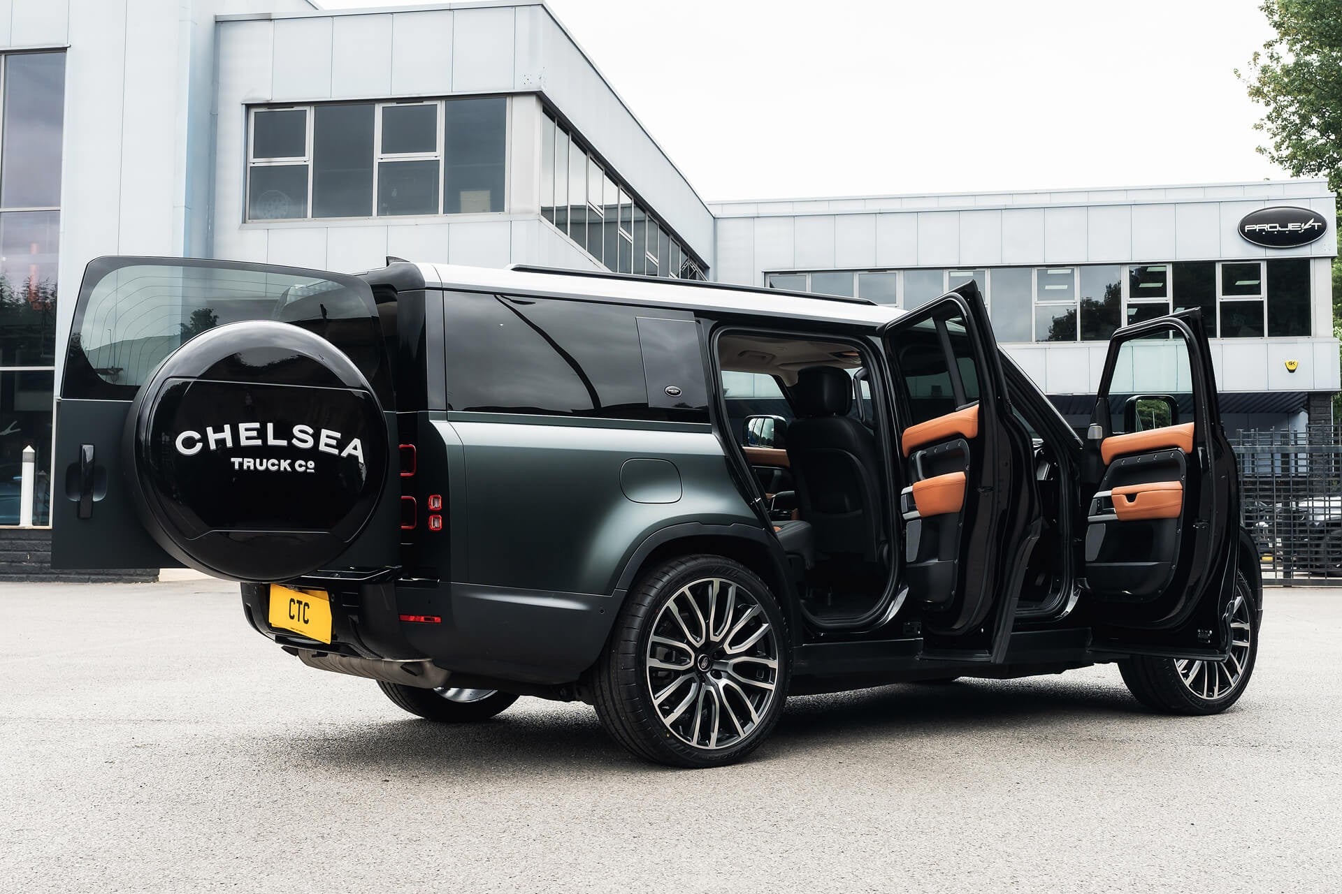 Land Rover Defender 130 P300 HSE (8 Seater)