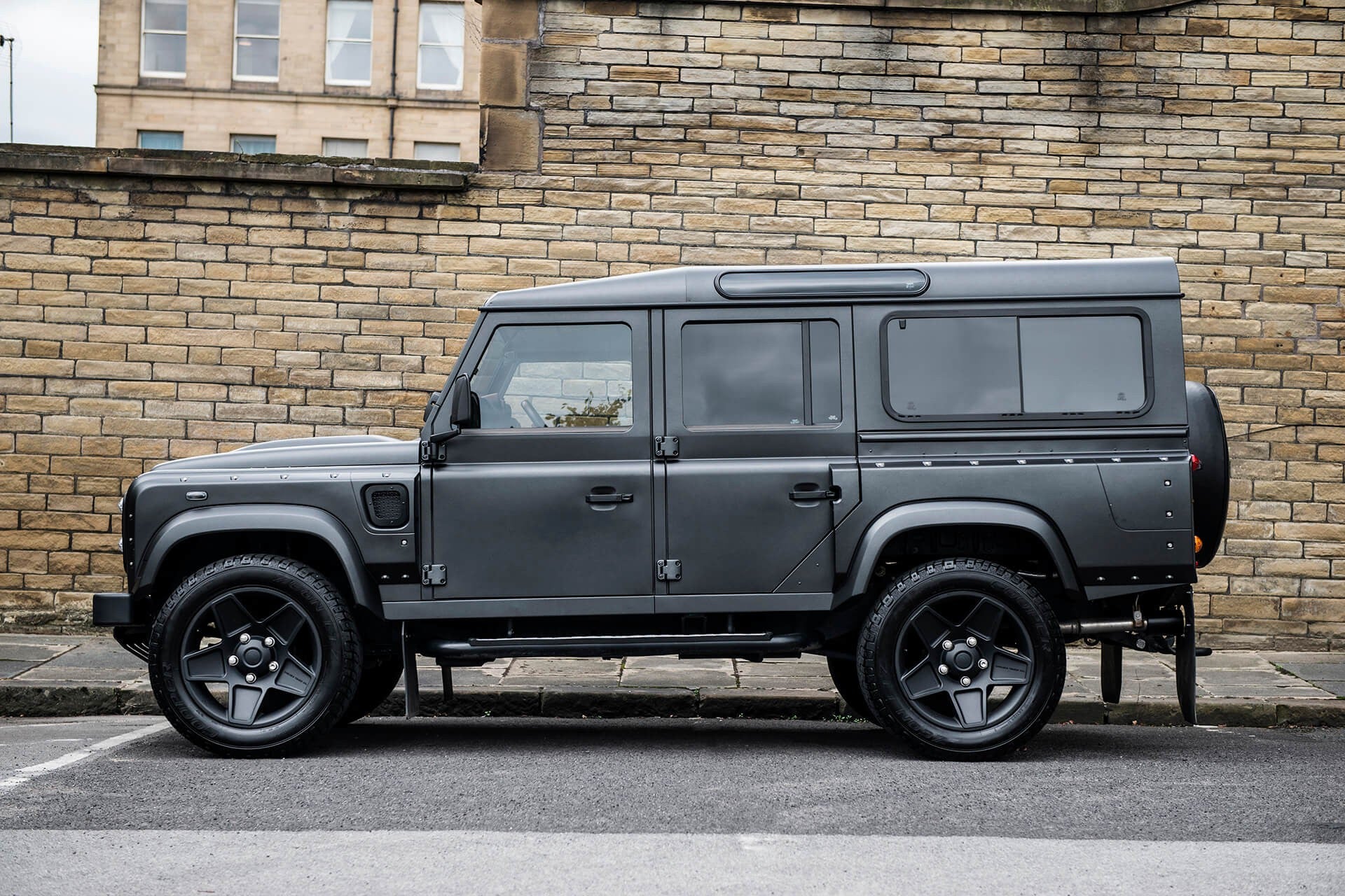 Land Rover Defender 110 XS 2.2TDci & Seater Gallery Image
