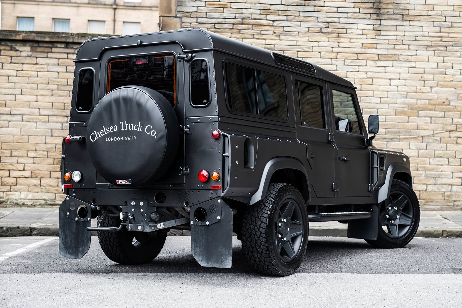 Land Rover Defender 110 XS 2.2TDci & Seater Gallery Image