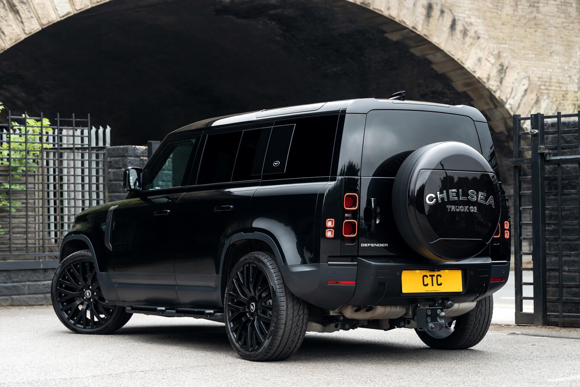 Land Rover Defender 110 D200 SE 7 Seater Gallery Image