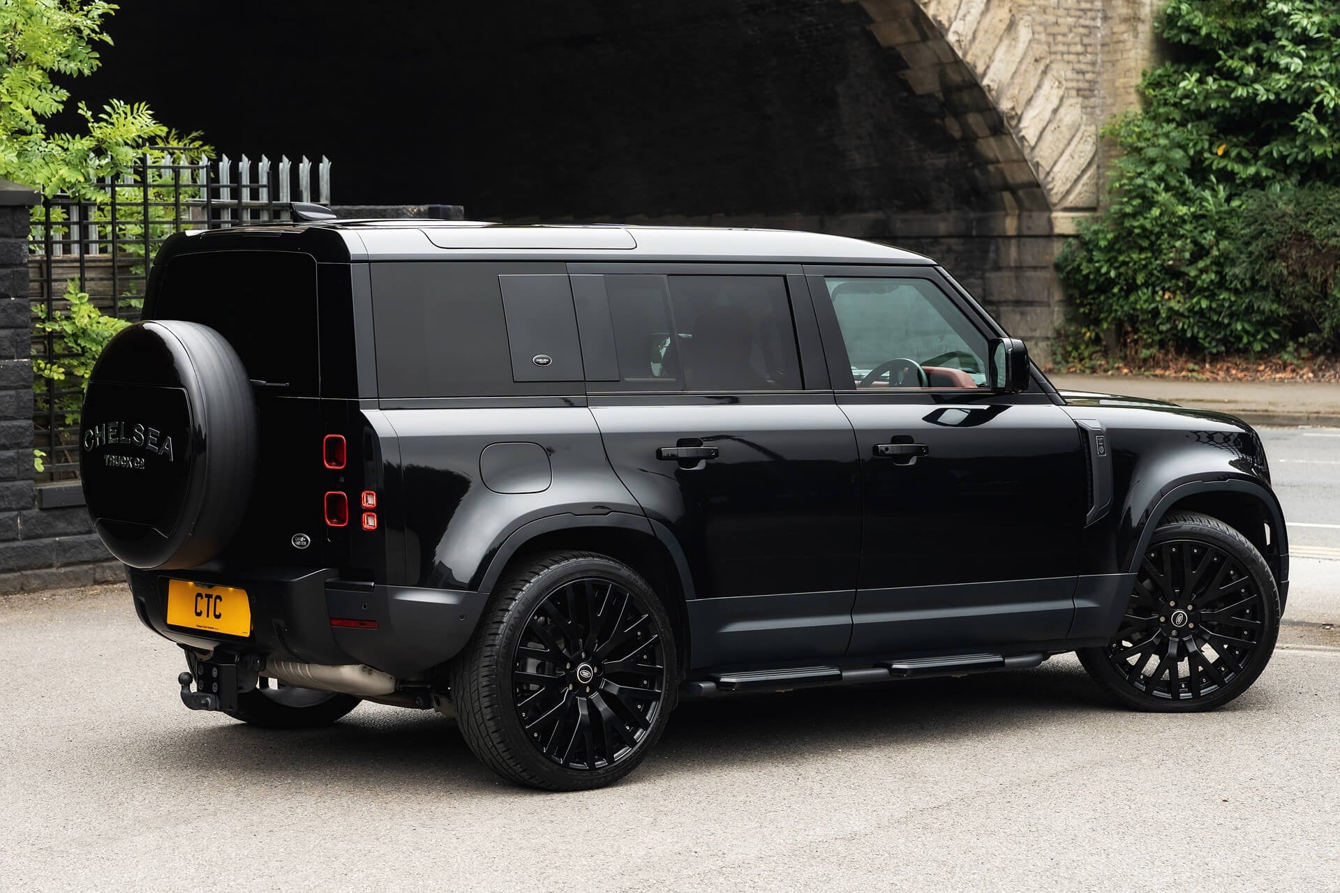 Land Rover Defender 110 D200 SE 7 Seater Gallery Image
