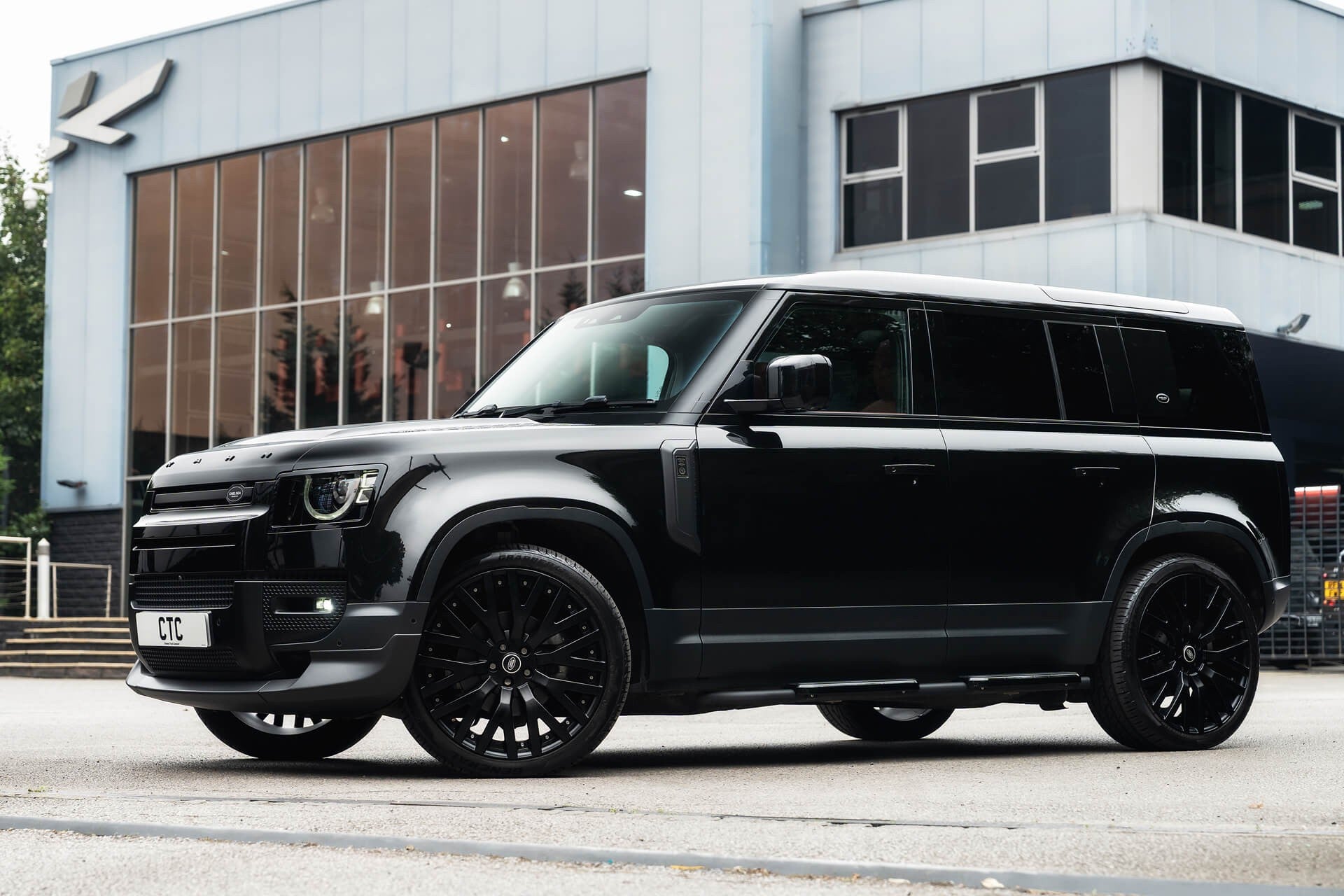 Land Rover Defender 110 D200 SE 7 Seater Gallery Image