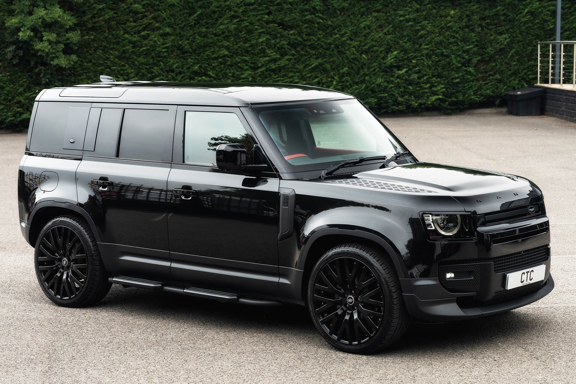 Land Rover Defender 110 D200 SE 7 Seater Gallery Image