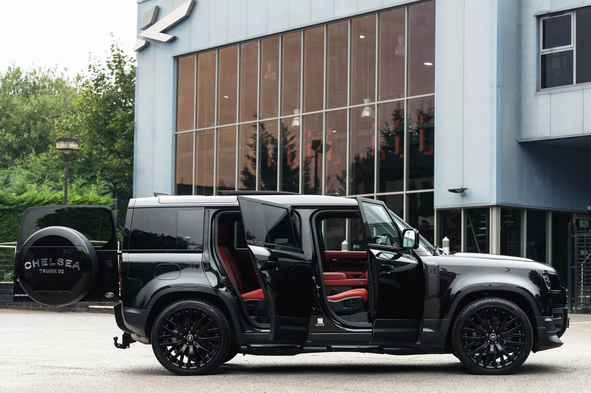 Land Rover Defender 110 D200 SE 7 Seater Gallery Image