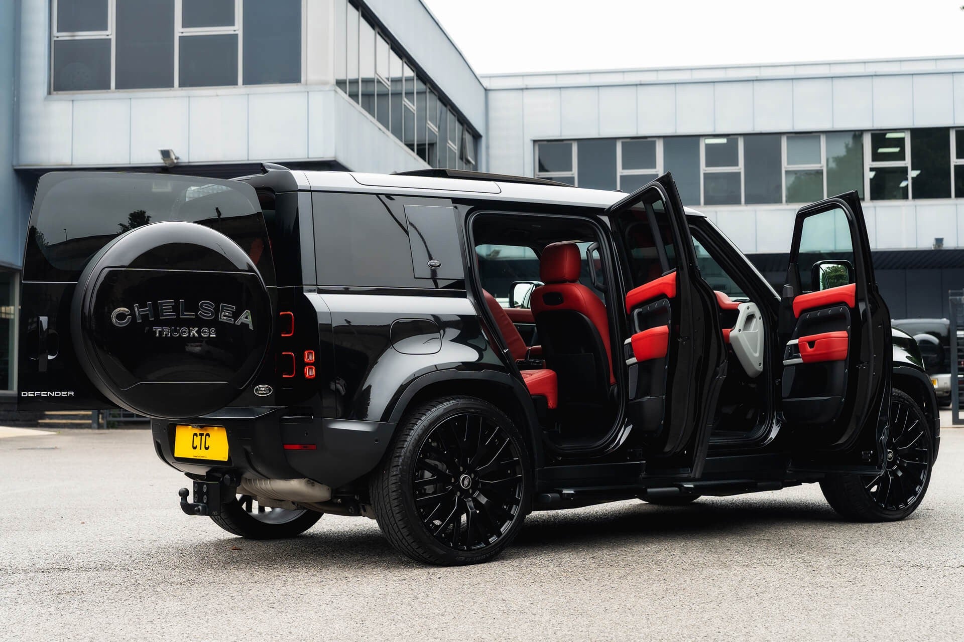 Land Rover Defender 110 D200 SE 7 Seater Gallery Image
