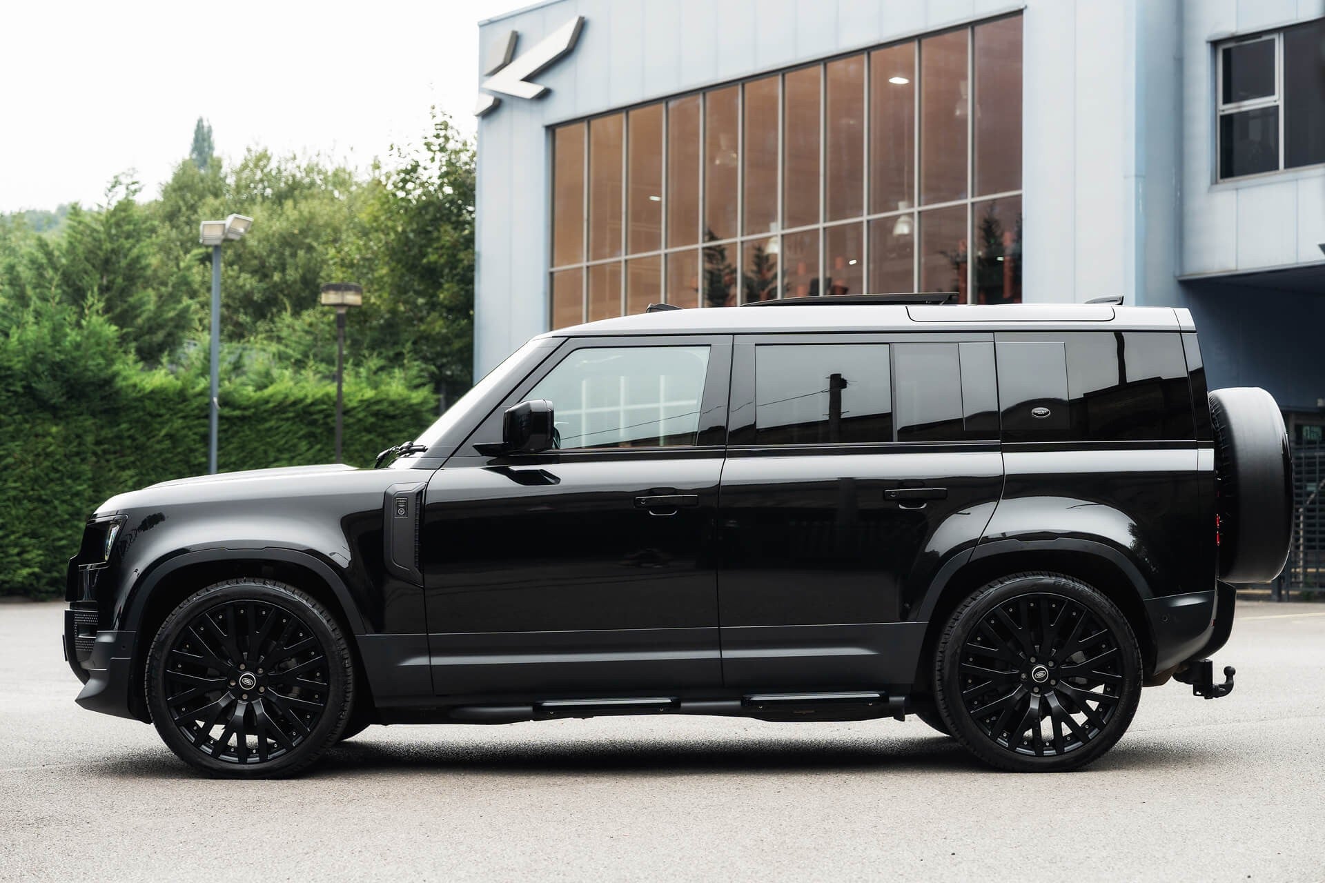 Land Rover Defender 110 D200 SE 7 Seater Gallery Image