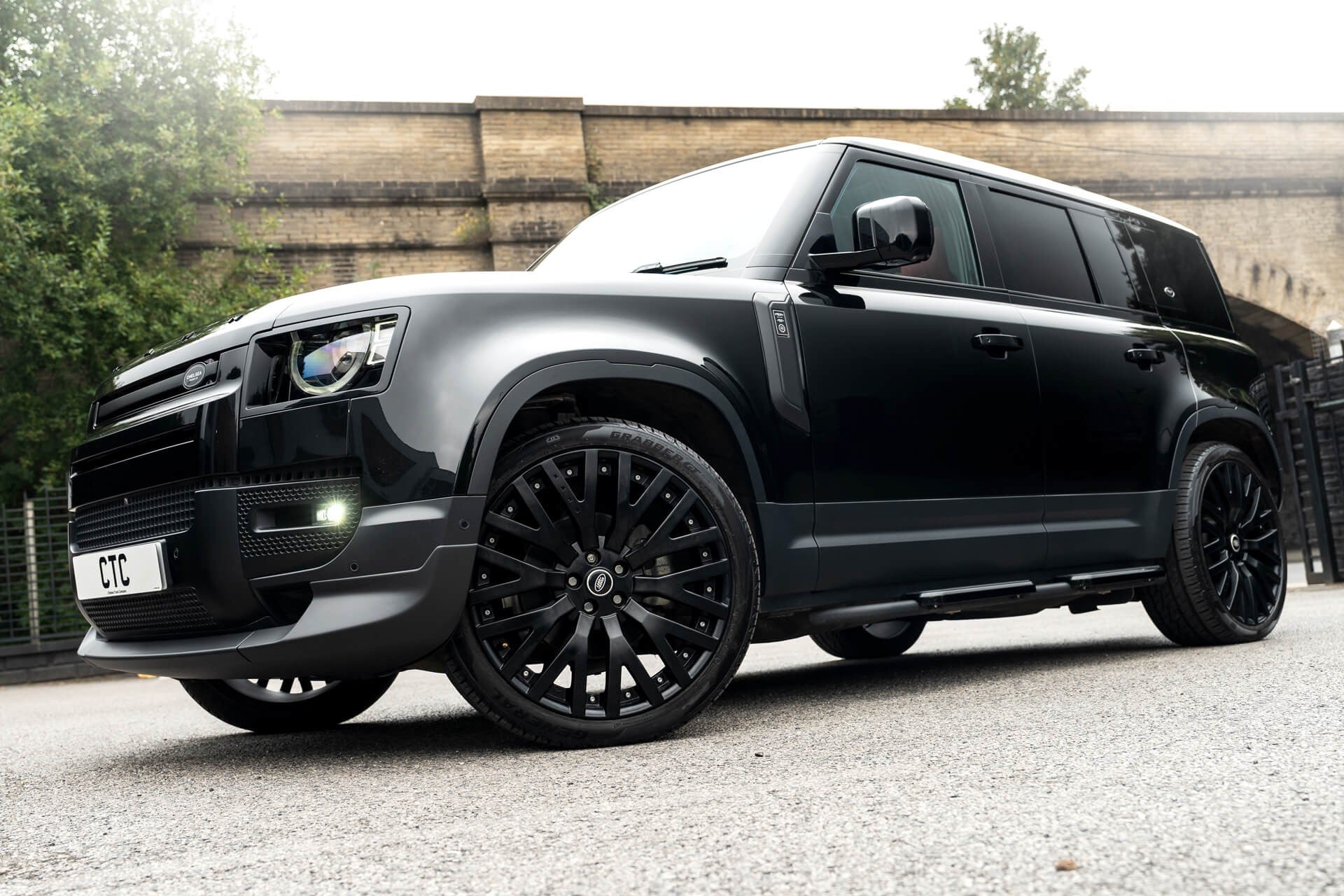 Land Rover Defender 110 D200 SE 7 Seater Gallery Image