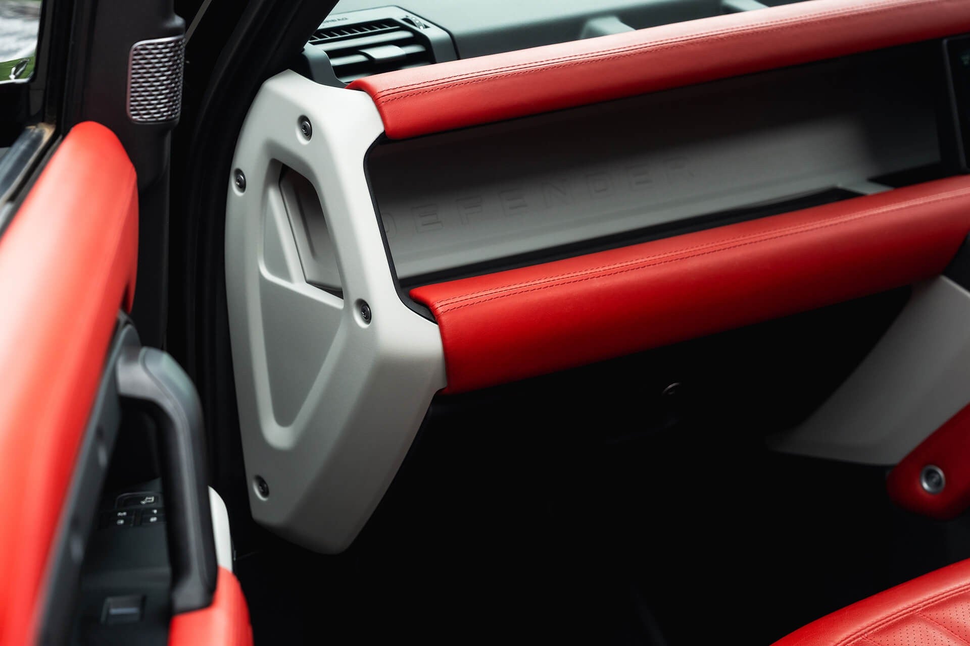 Land Rover Defender 110 D200 SE 7 Seater Gallery Image