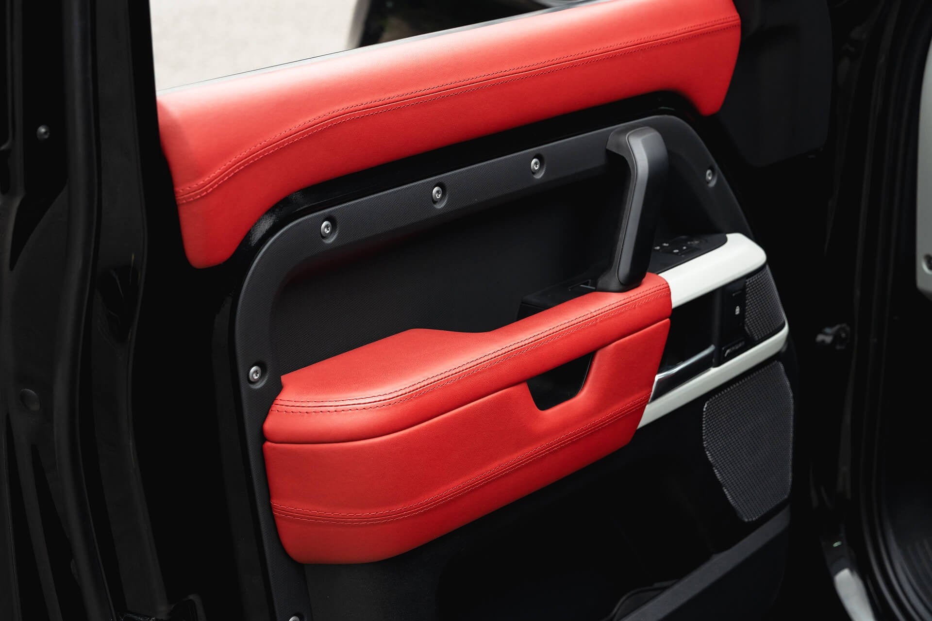 Land Rover Defender 110 D200 SE 7 Seater Gallery Image