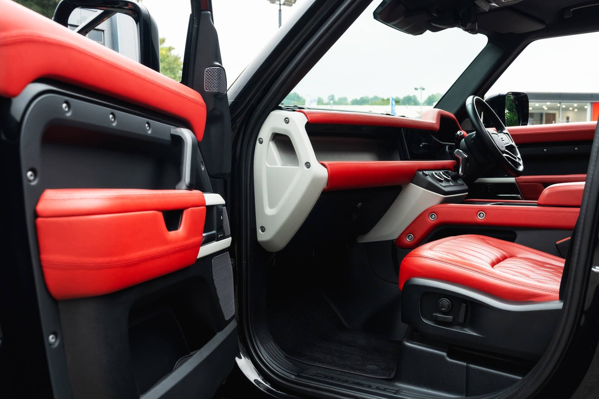 Land Rover Defender 110 D200 SE 7 Seater Gallery Image