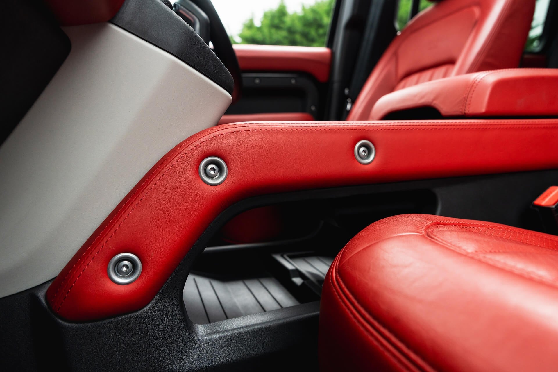 Land Rover Defender 110 D200 SE 7 Seater Gallery Image