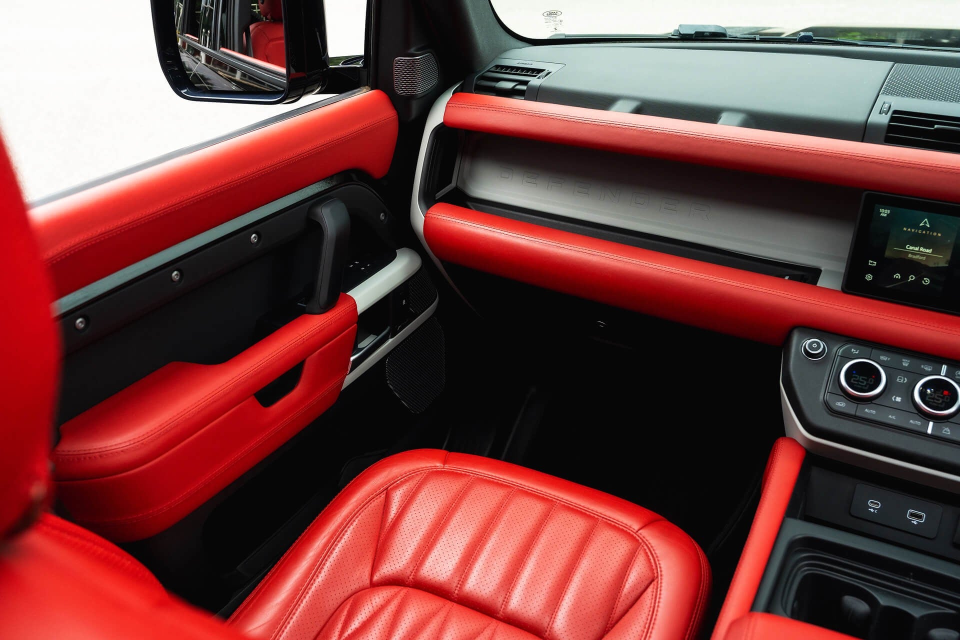 Land Rover Defender 110 D200 SE 7 Seater Gallery Image