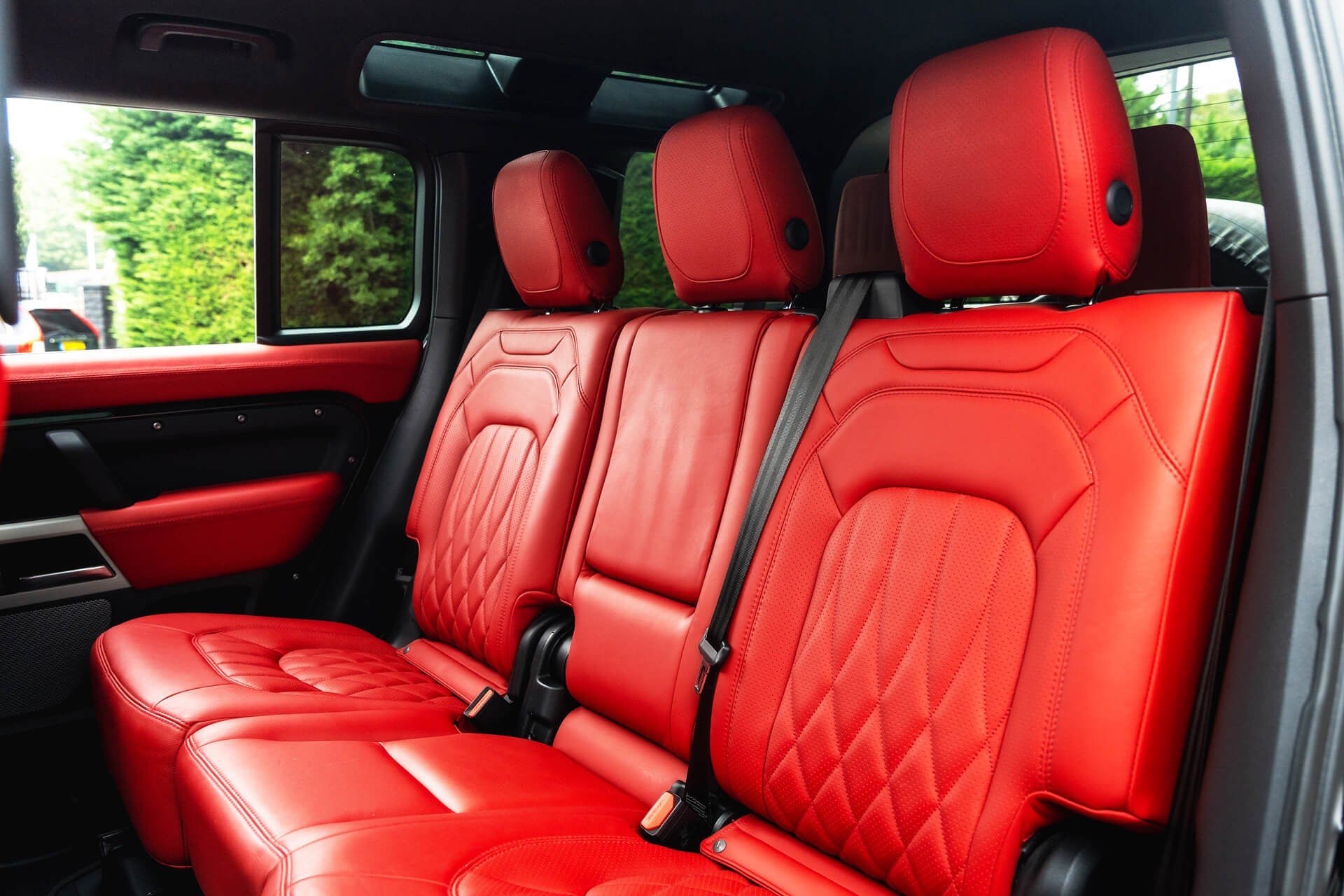 Land Rover Defender 110 D200 SE 7 Seater Gallery Image