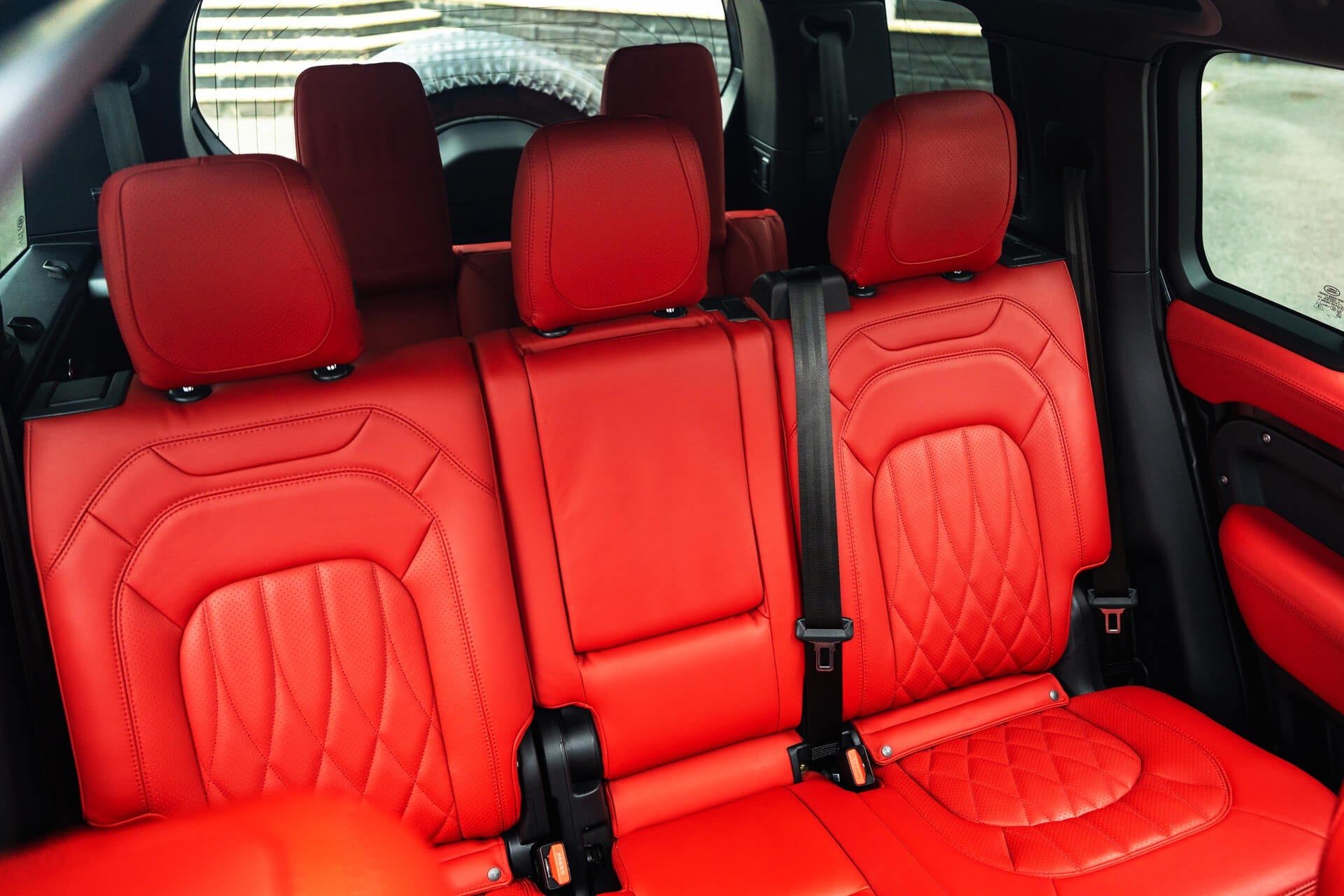 Land Rover Defender 110 D200 SE 7 Seater Gallery Image
