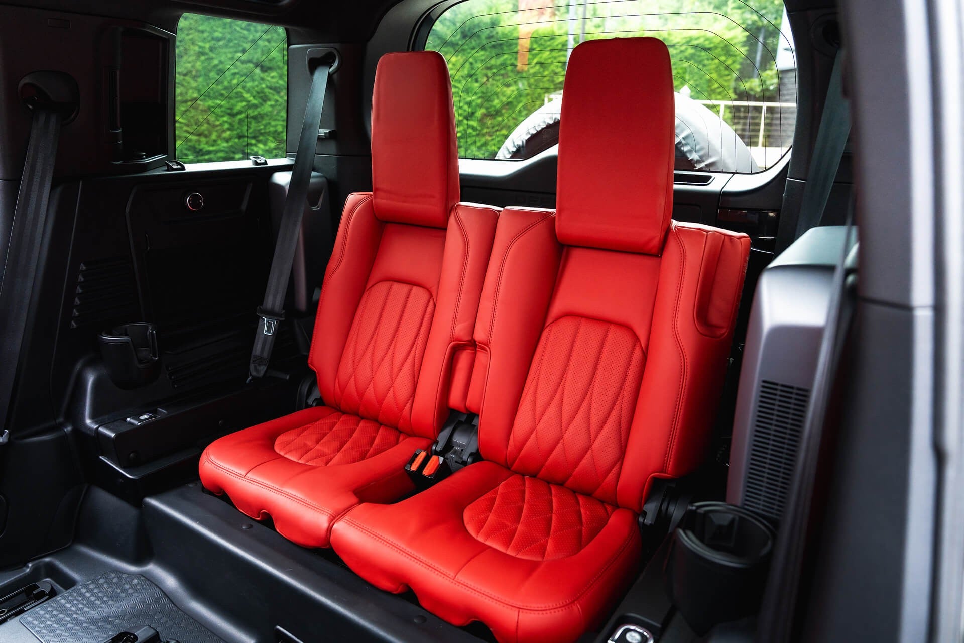 Land Rover Defender 110 D200 SE 7 Seater Gallery Image