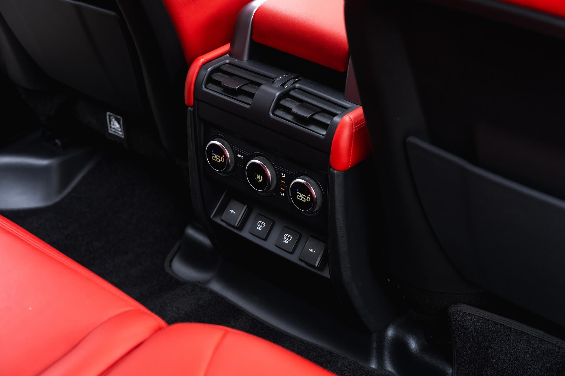 Land Rover Defender 110 D200 SE 7 Seater Gallery Image