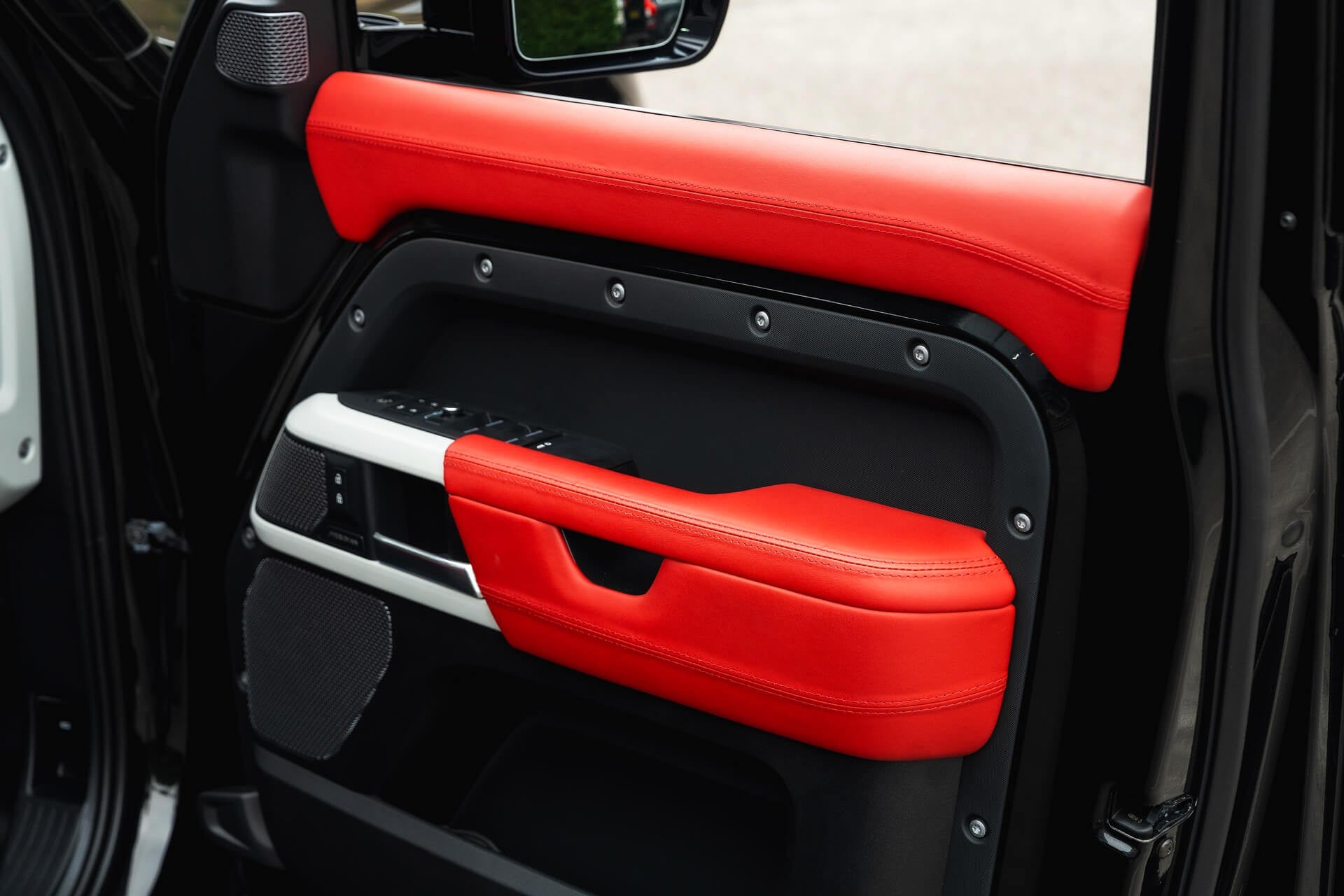 Land Rover Defender 110 D200 SE 7 Seater Gallery Image