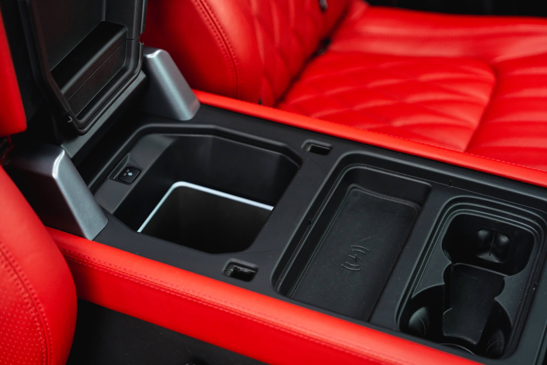Land Rover Defender 110 D200 SE 7 Seater Gallery Image