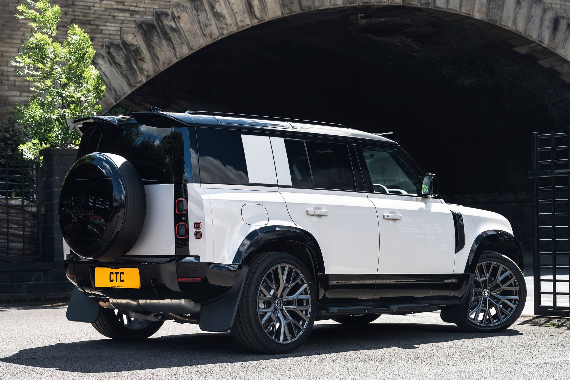 Land Rover Defender 110 D350 X-Dynamic HSE Gallery Image