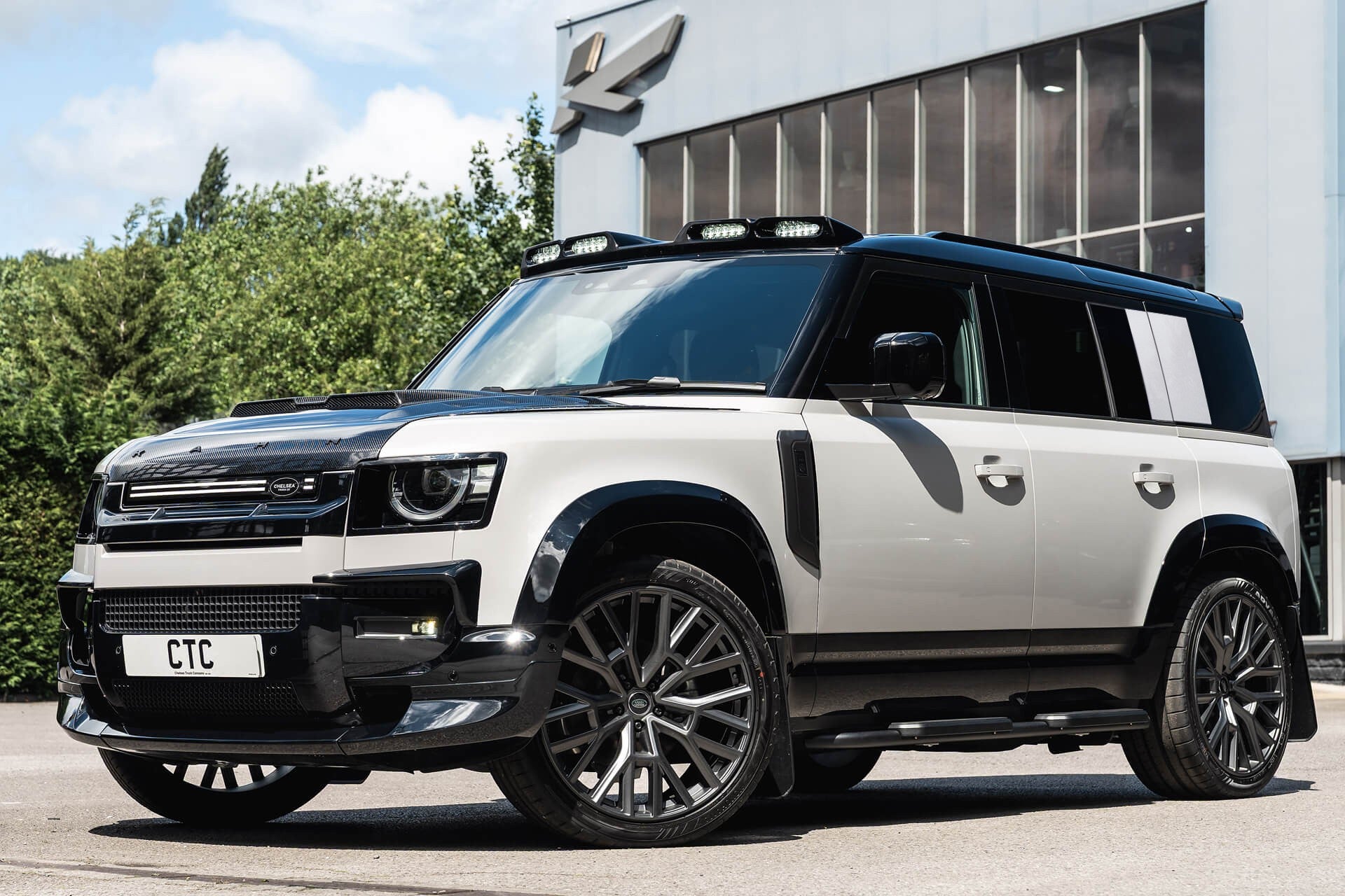 Land Rover Defender 110 D350 X-Dynamic HSE Gallery Image
