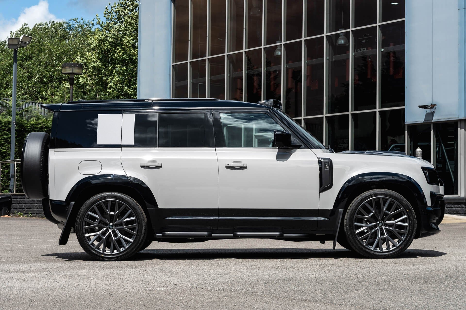 Land Rover Defender 110 D350 X-Dynamic HSE Gallery Image