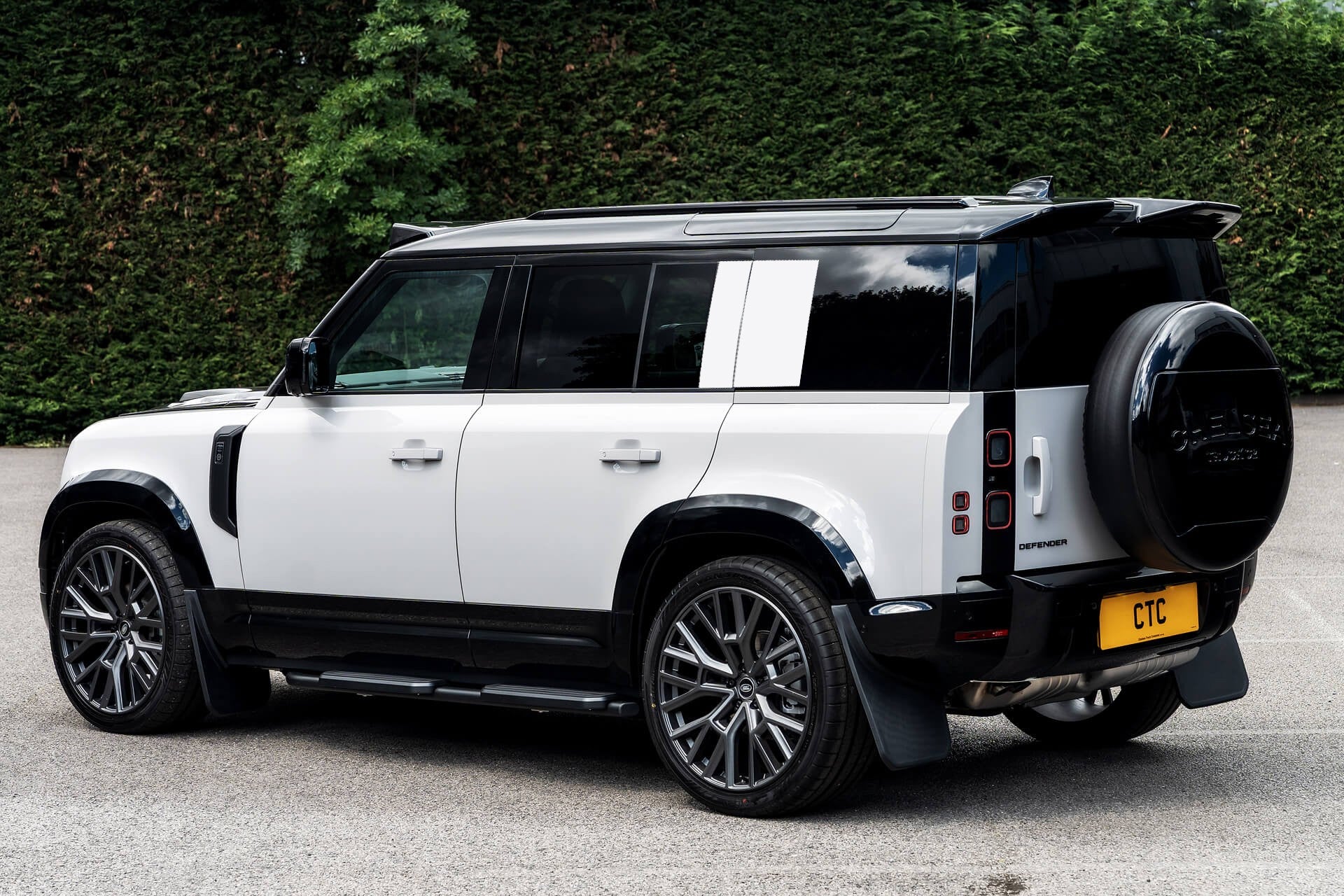 Land Rover Defender 110 D350 X-Dynamic HSE Gallery Image