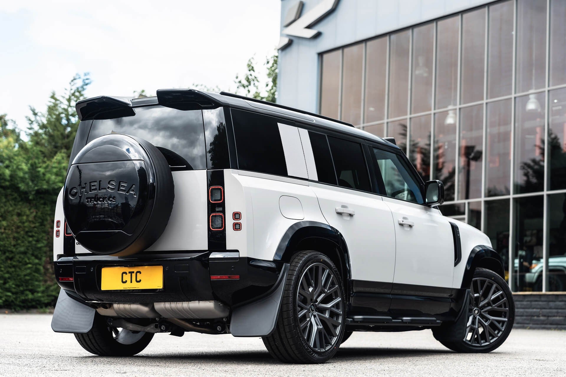 Land Rover Defender 110 D350 X-Dynamic HSE Gallery Image