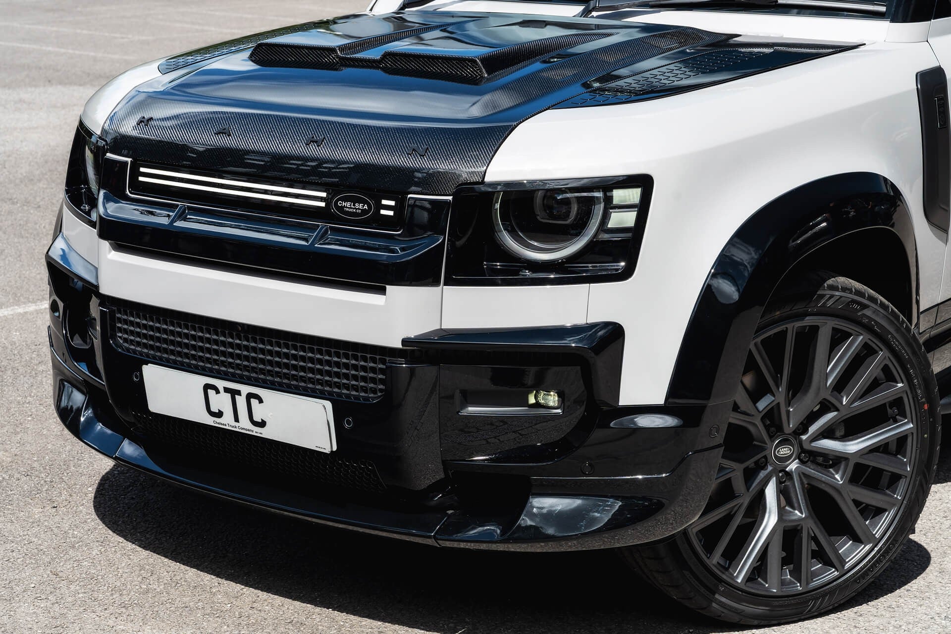 Land Rover Defender 110 D350 X-Dynamic HSE Gallery Image