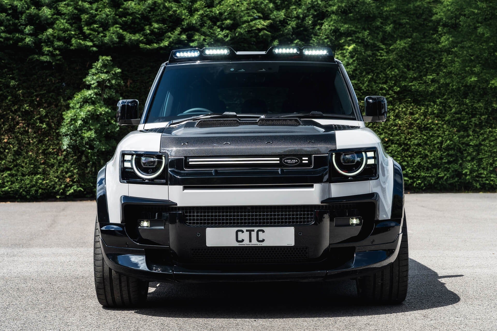 Land Rover Defender 110 D350 X-Dynamic HSE Gallery Image