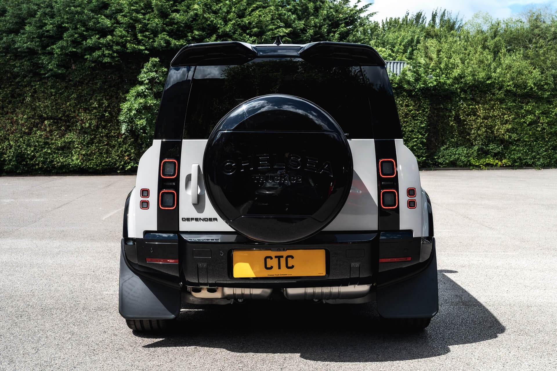 Land Rover Defender 110 D350 X-Dynamic HSE Gallery Image