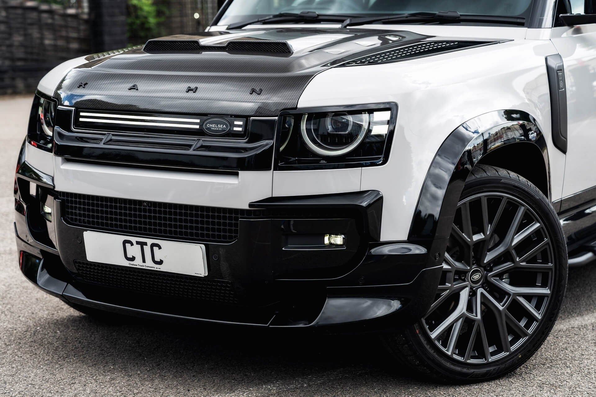 Land Rover Defender 110 D350 X-Dynamic HSE Gallery Image