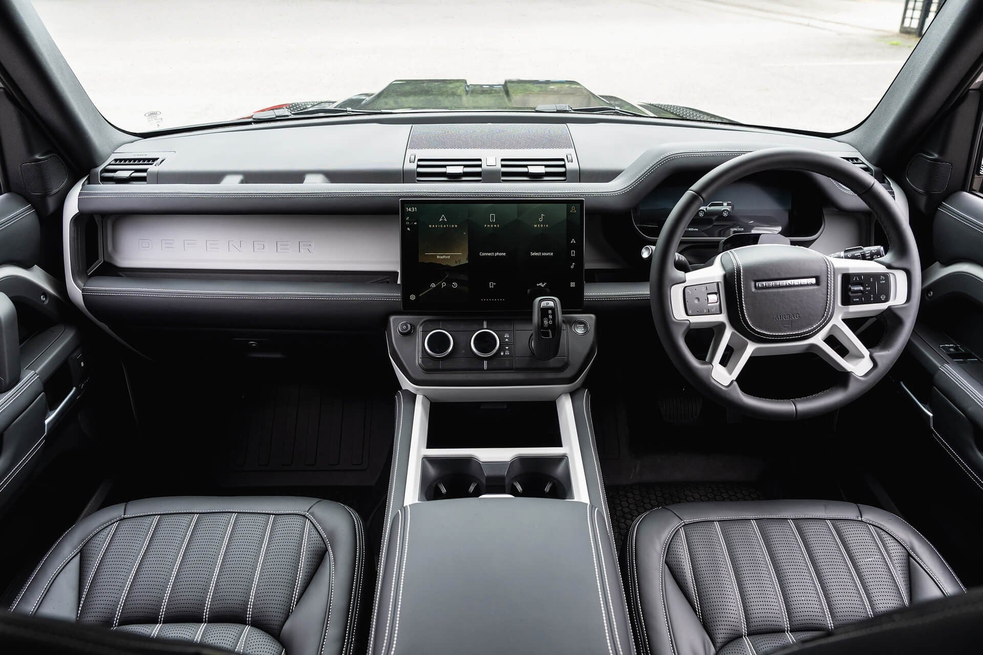 Land Rover Defender 110 D350 X-Dynamic HSE Gallery Image