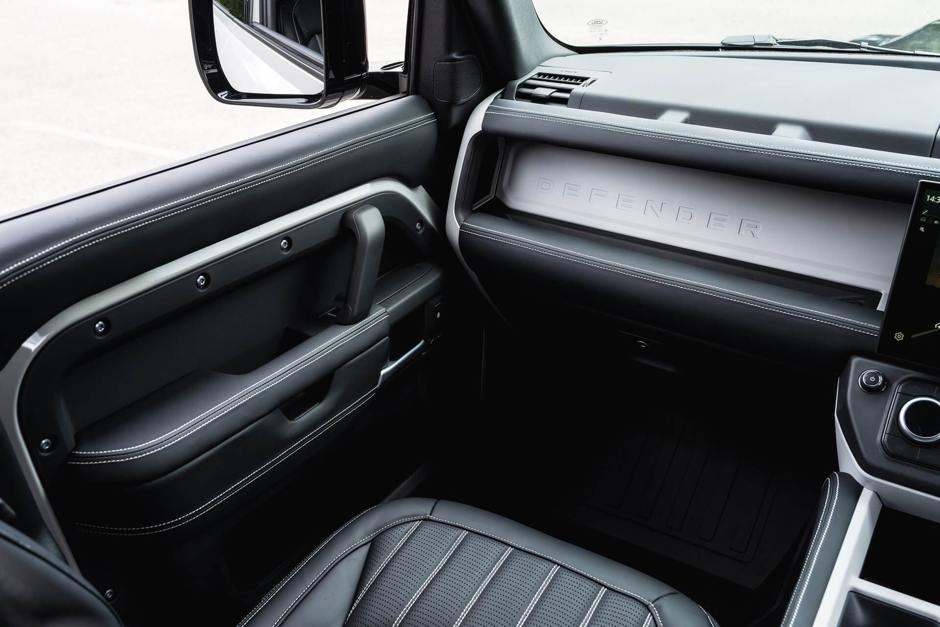 Land Rover Defender 110 D350 X-Dynamic HSE Gallery Image