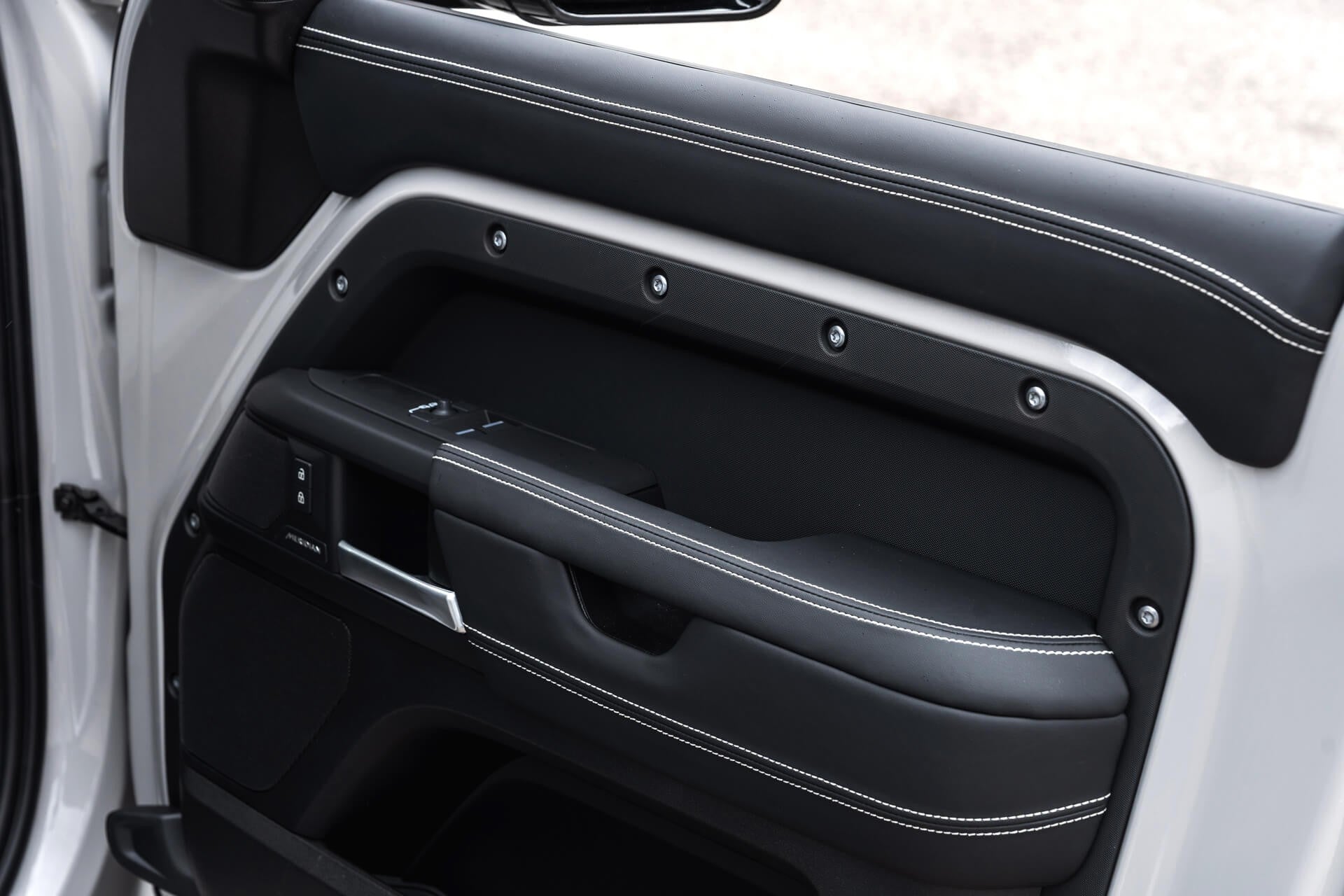 Land Rover Defender 110 D350 X-Dynamic HSE Gallery Image