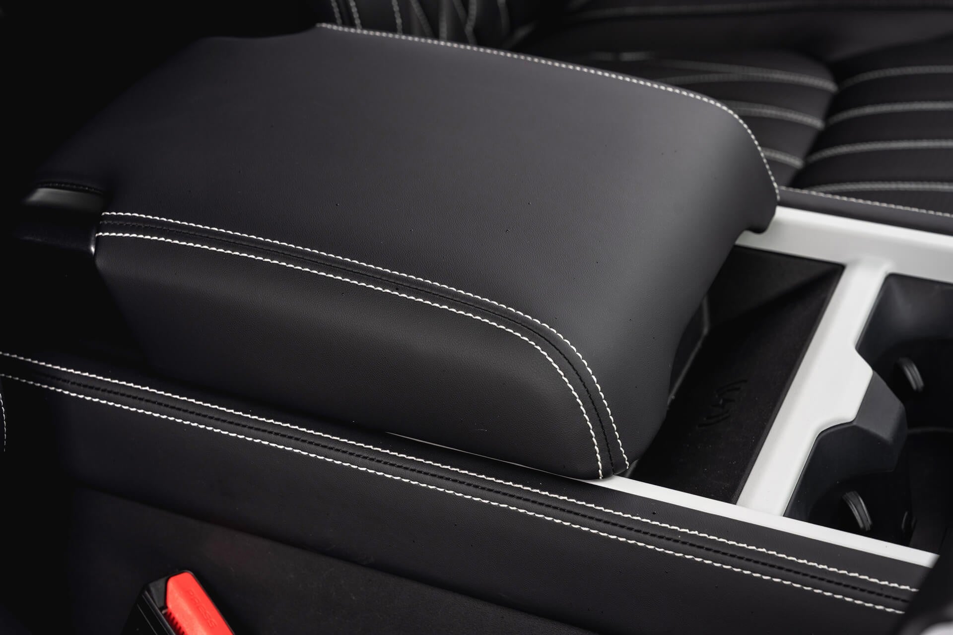 Land Rover Defender 110 D350 X-Dynamic HSE Gallery Image