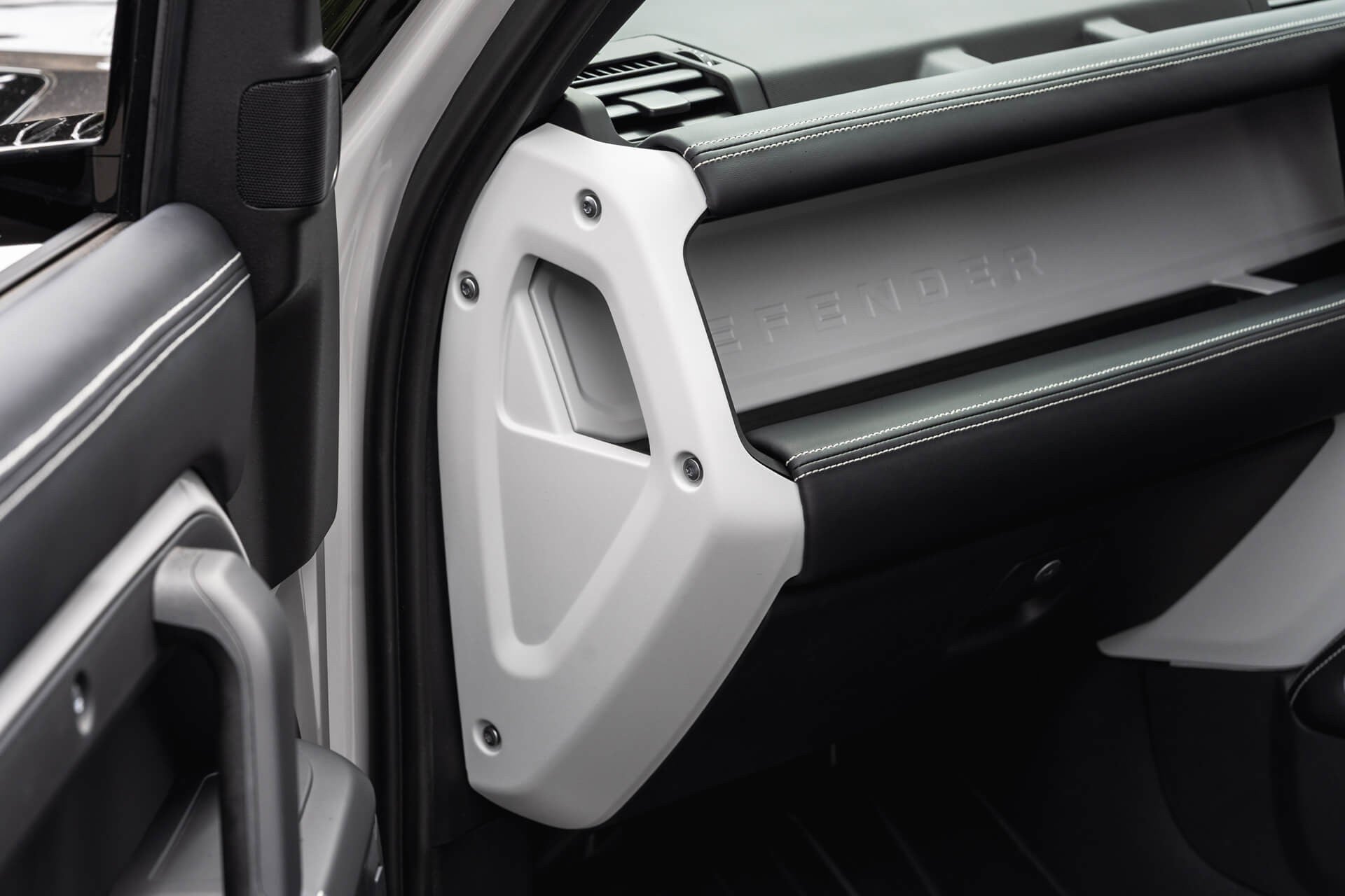 Land Rover Defender 110 D350 X-Dynamic HSE Gallery Image