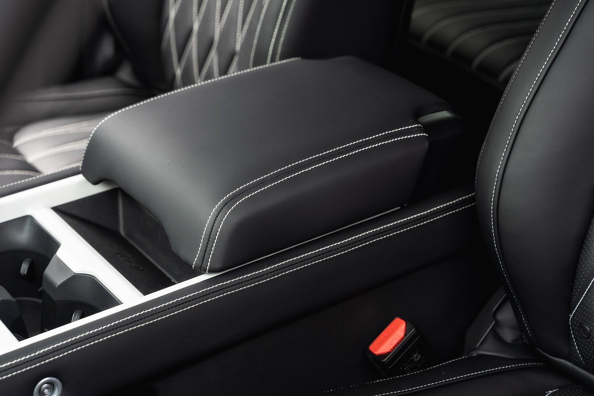 Land Rover Defender 110 D350 X-Dynamic HSE Gallery Image