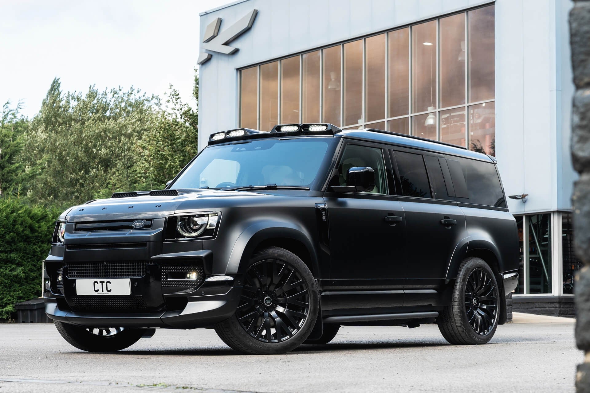 Land Rover Defender D350 X-Dynamic HSE (7 Seater) Gallery Image