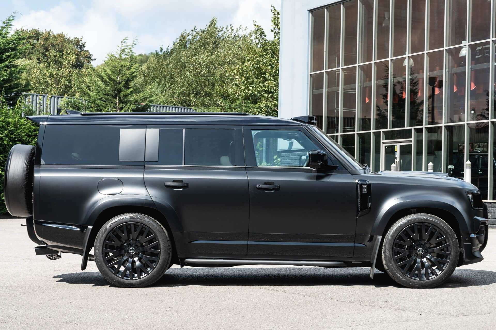 Land Rover Defender D350 X-Dynamic HSE (7 Seater) Gallery Image
