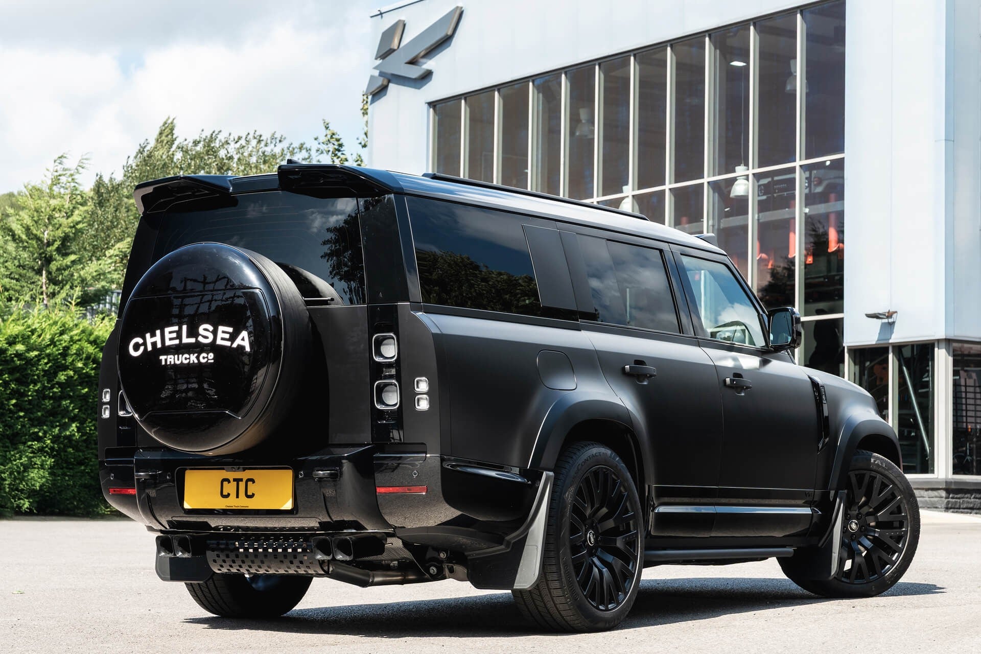 Land Rover Defender D350 X-Dynamic HSE (7 Seater) Gallery Image