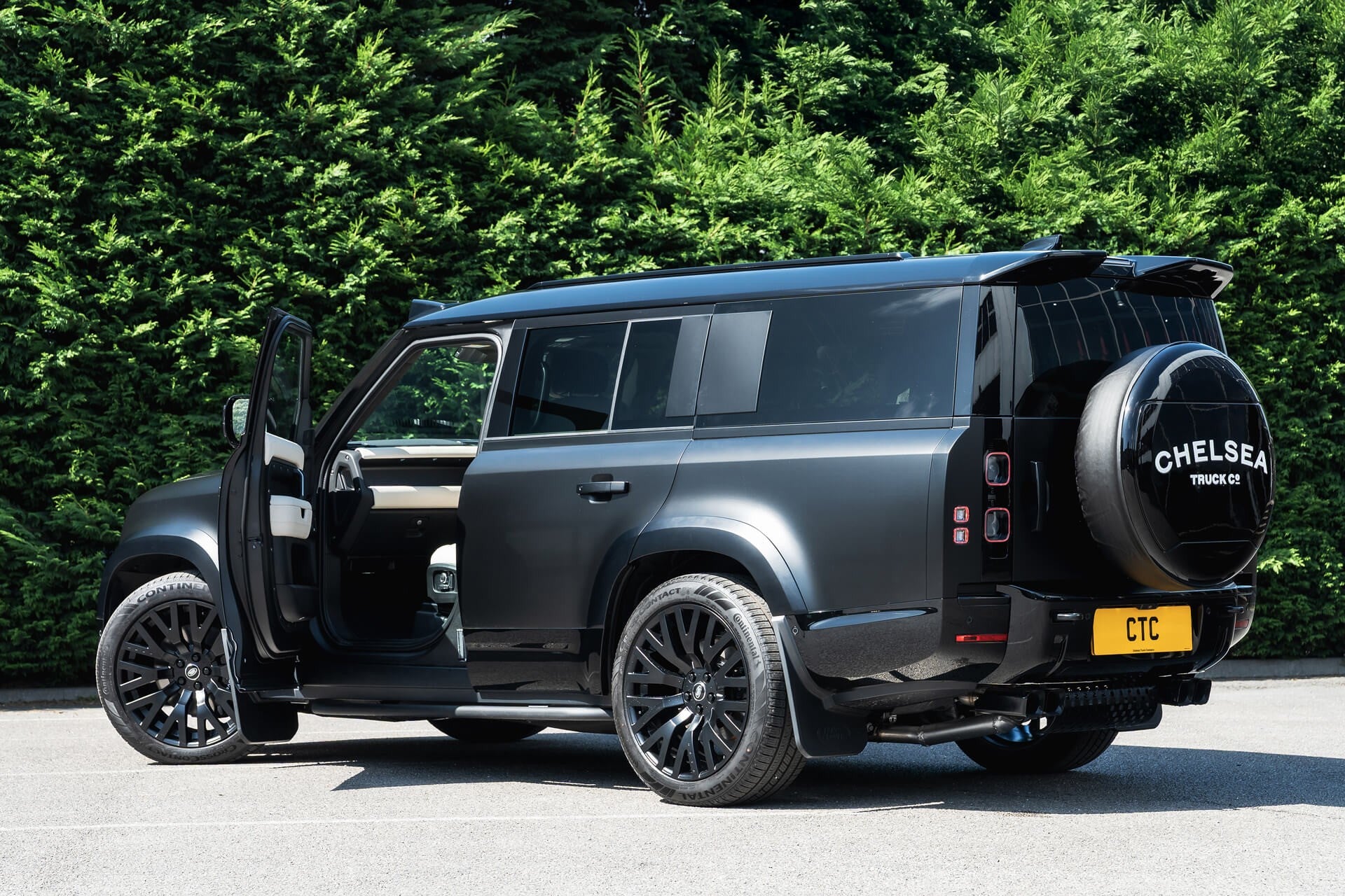 Land Rover Defender D350 X-Dynamic HSE (7 Seater) Gallery Image