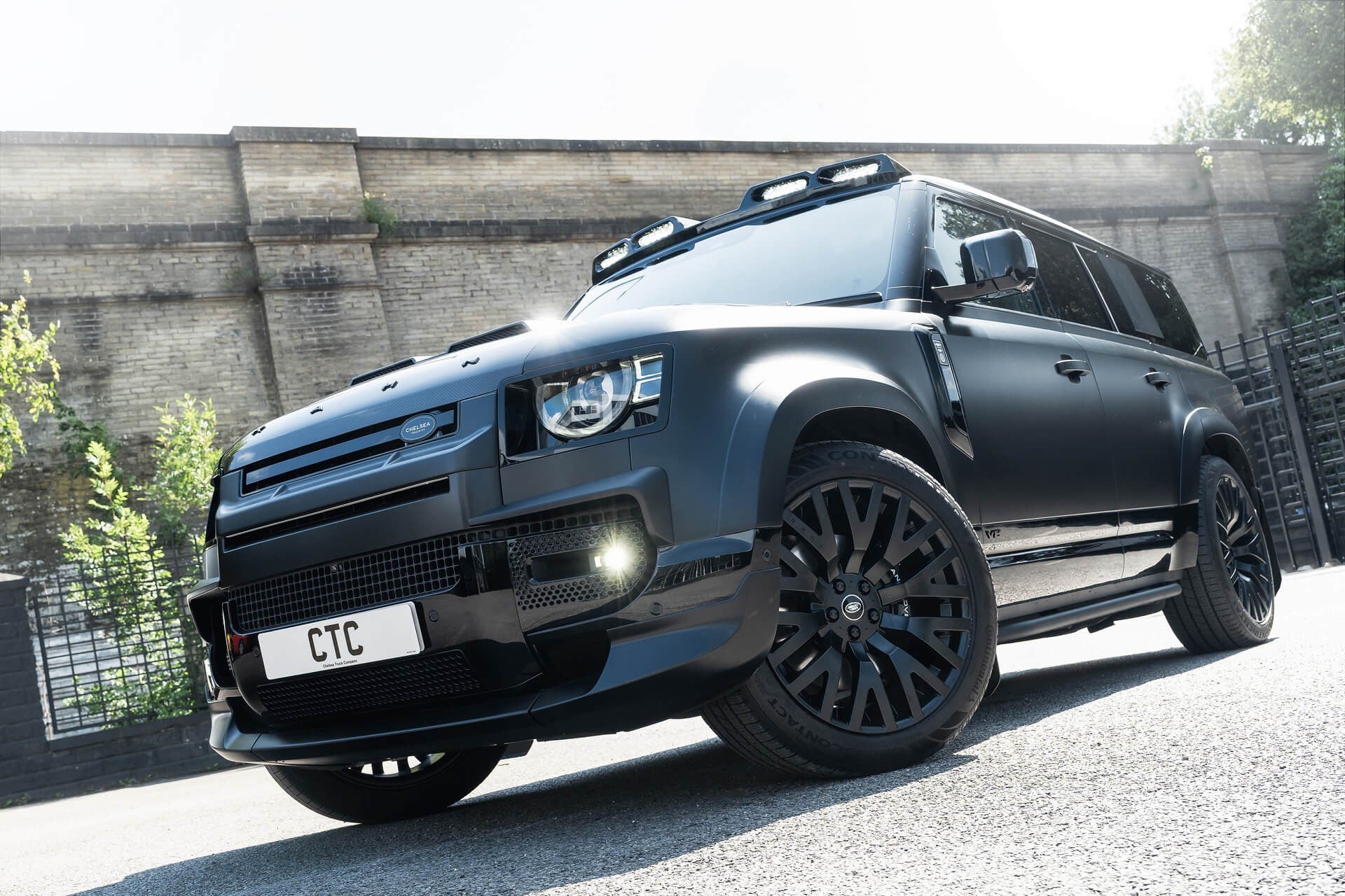 Land Rover Defender D350 X-Dynamic HSE (7 Seater) Gallery Image